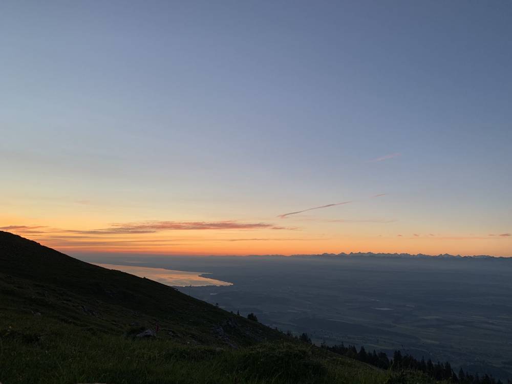 Fin de journée sur la crête et le lac