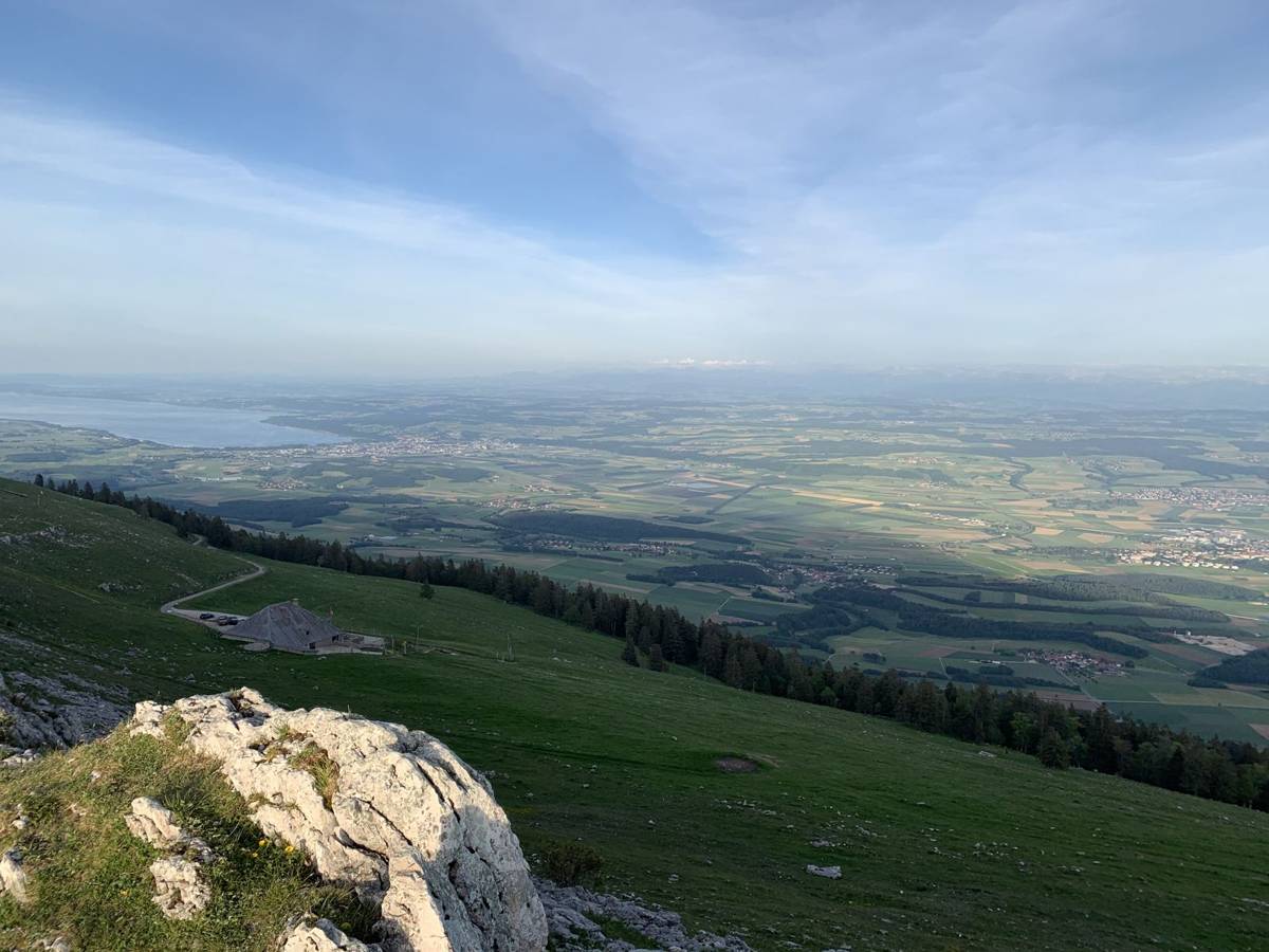 Vue depuis le Suchet sur le lac de Neuchâtel et le Plateau, chalet en contrebas