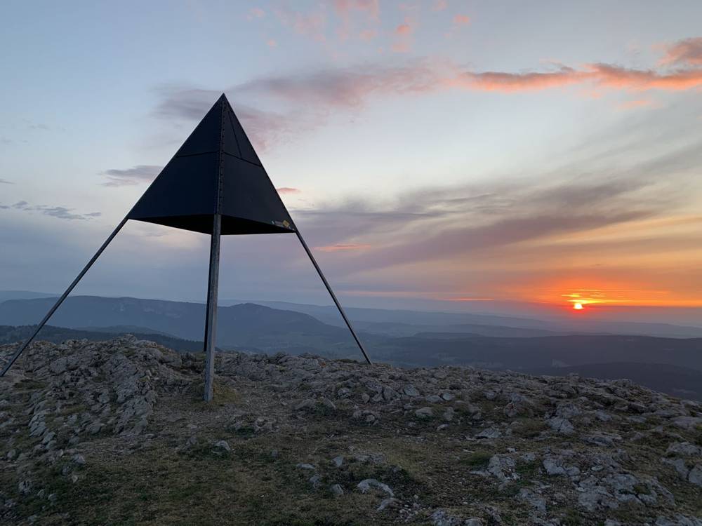 Le signal géodésique du sommet du Suchet au coucher du soleil